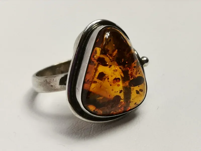 Masívní stříbrný prsten s jantarem