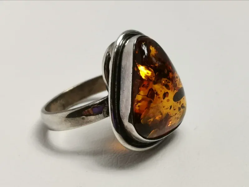 Masívní stříbrný prsten s jantarem