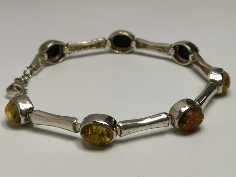 Stříbrný náramek s jantarem