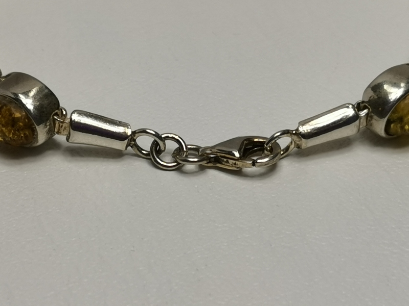 Stříbrný náramek s jantarem