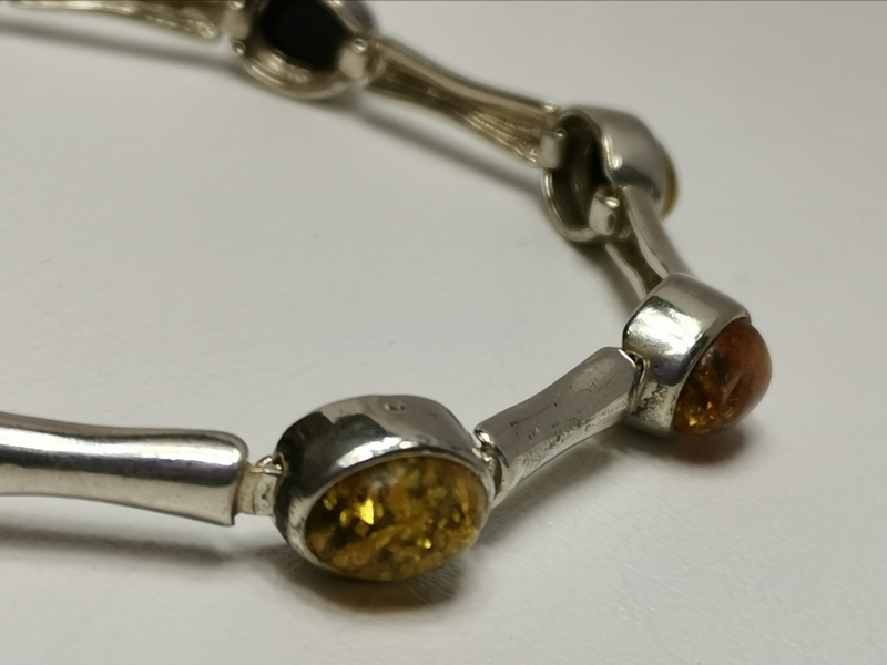 Stříbrný náramek s jantarem