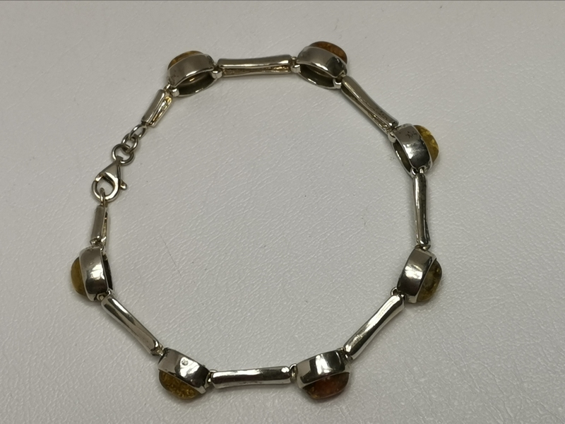 Stříbrný náramek s jantarem