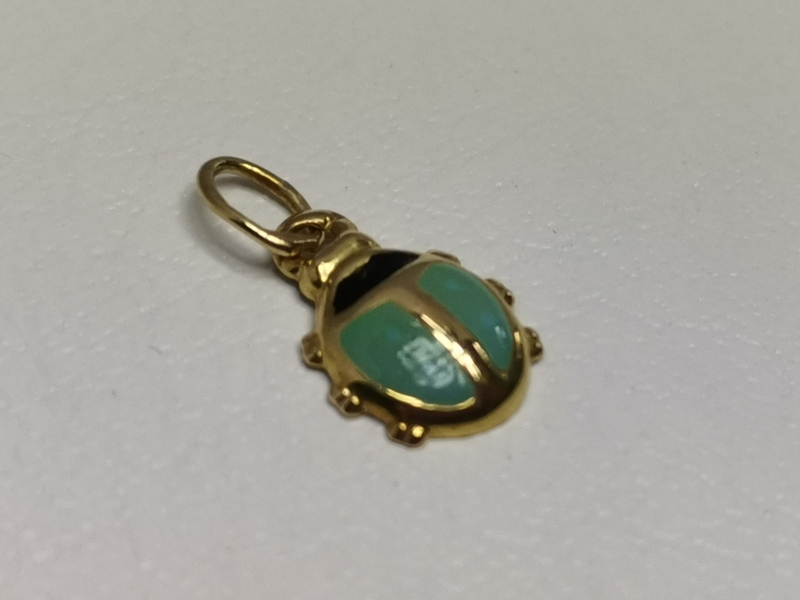 Zlatý přívěs beruška