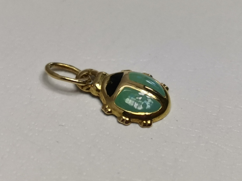 Zlatý přívěs beruška