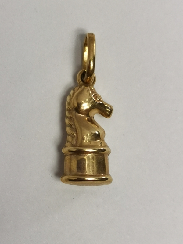 Zlatý přívěs šachová figurka kůň