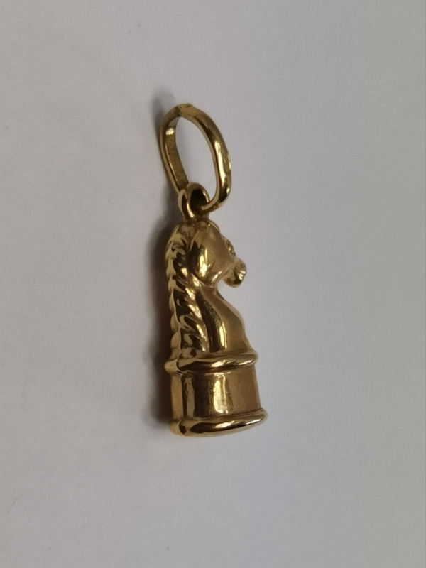 Zlatý přívěs šachová figurka kůň