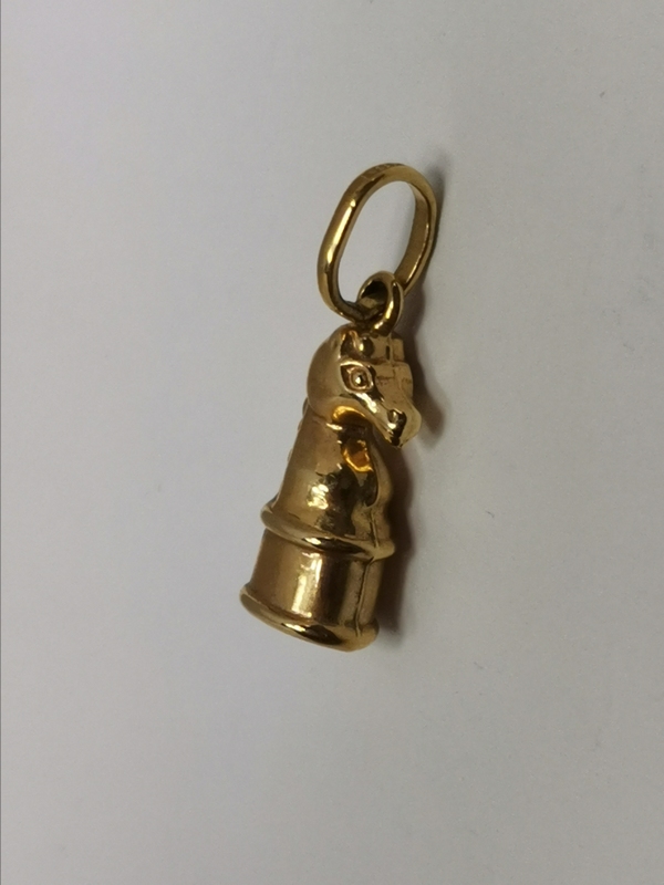 Zlatý přívěs šachová figurka kůň