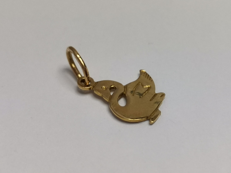 Zlatý přívěs labuť