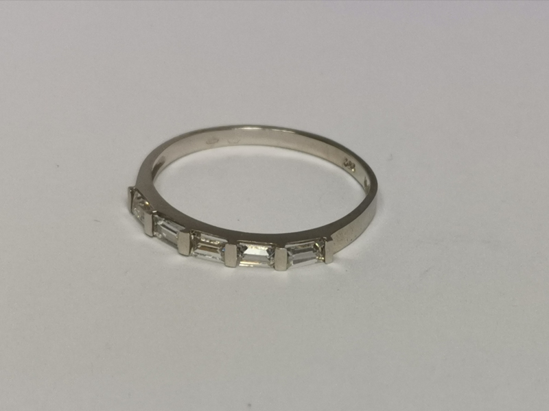 Zlatý dámský prsten z bílého zlata s obdélníkovými zirkony