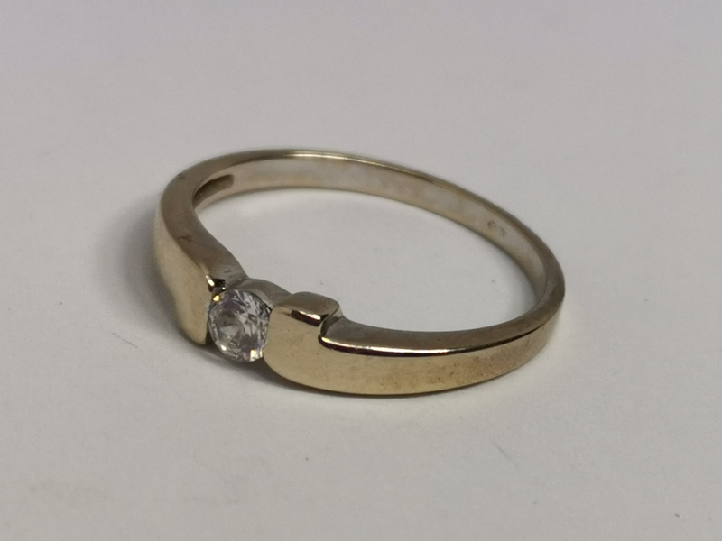 Zlatý dámský prsten z bílého zlata se zirkonem