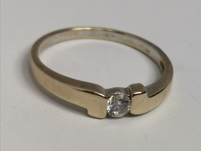 Zlatý dámský prsten z bílého zlata se zirkonem