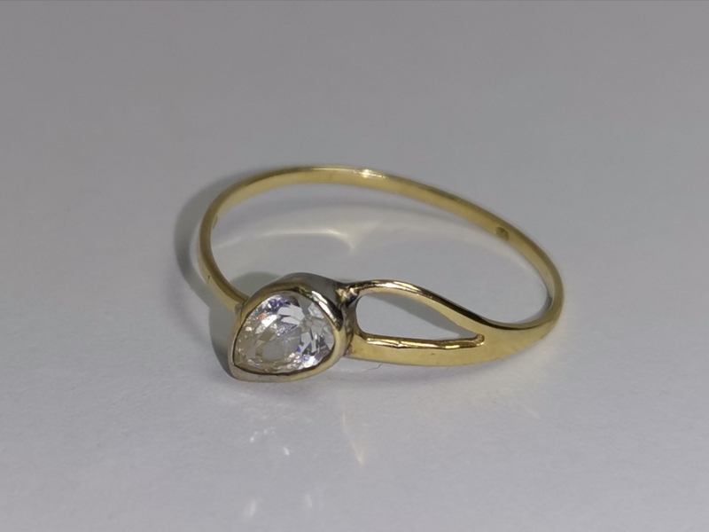 Zlatý dámský prsten s velkým zirkonem ve tvaru kapky 