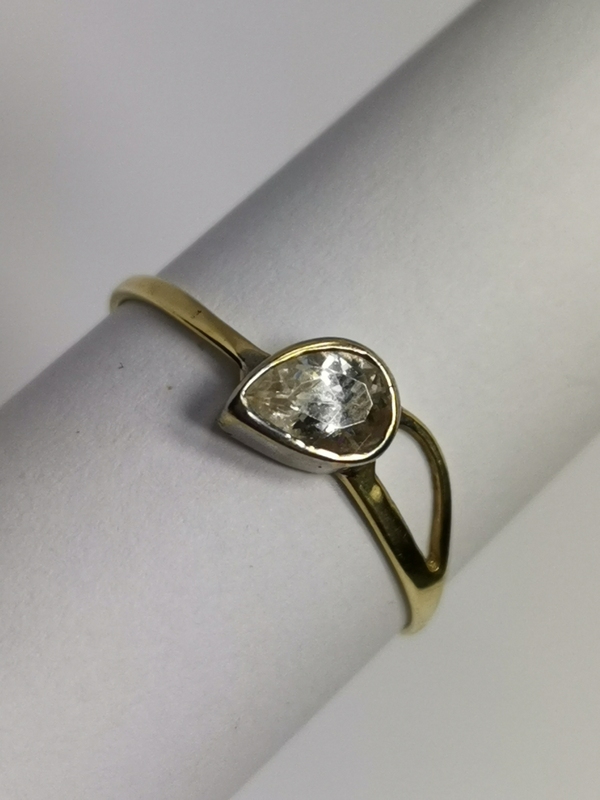 Zlatý dámský prsten s velkým zirkonem ve tvaru kapky 