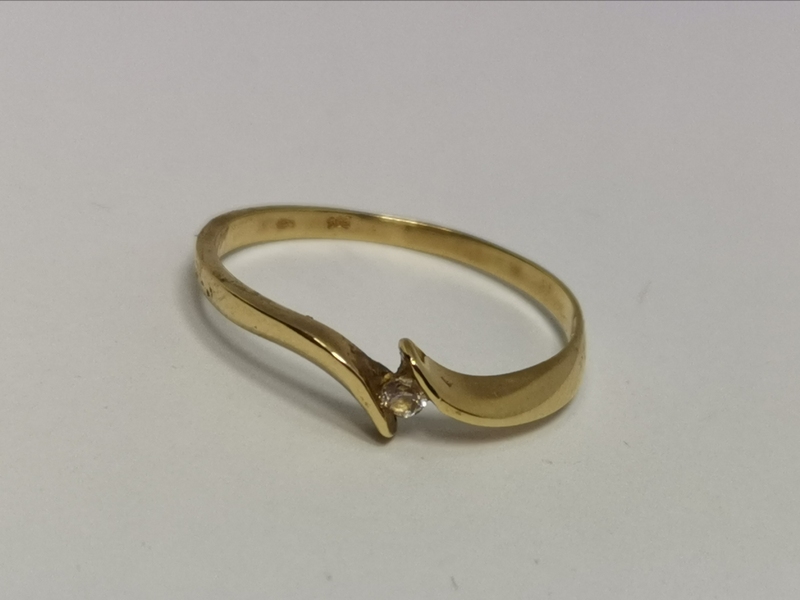 Zlatý dámský prsten s bílým zirkonem