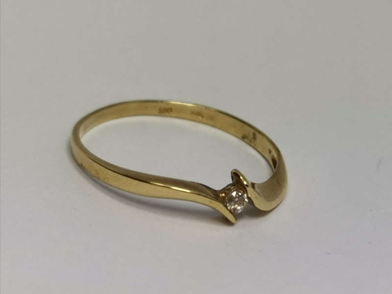 Zlatý dámský prsten s bílým zirkonem