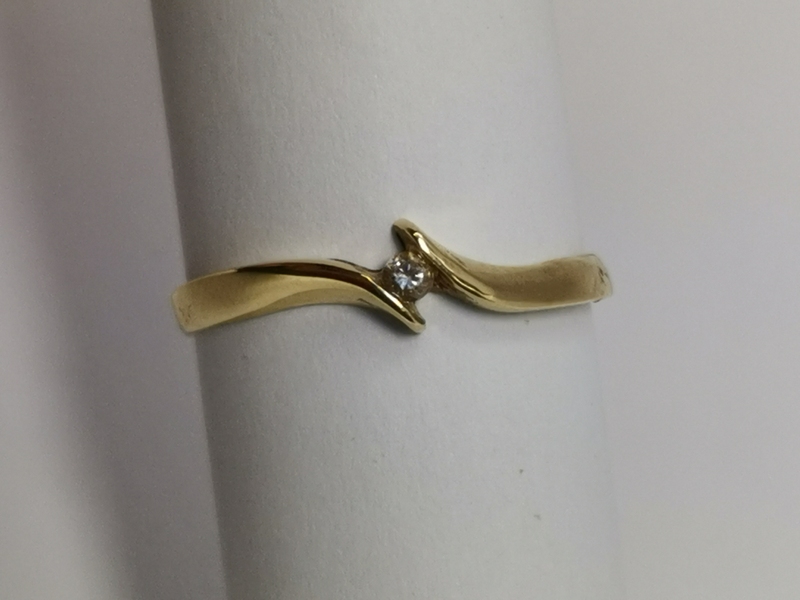 Zlatý dámský prsten s bílým zirkonem