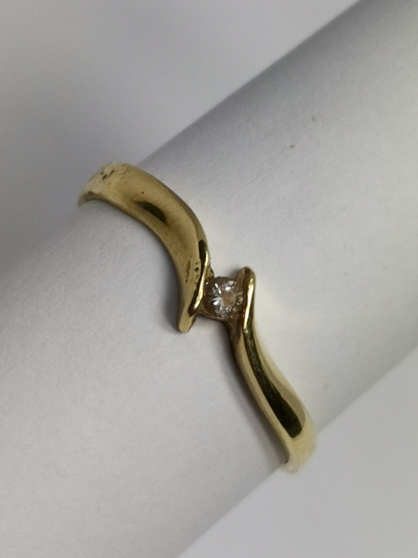 Zlatý dámský prsten s bílým zirkonem