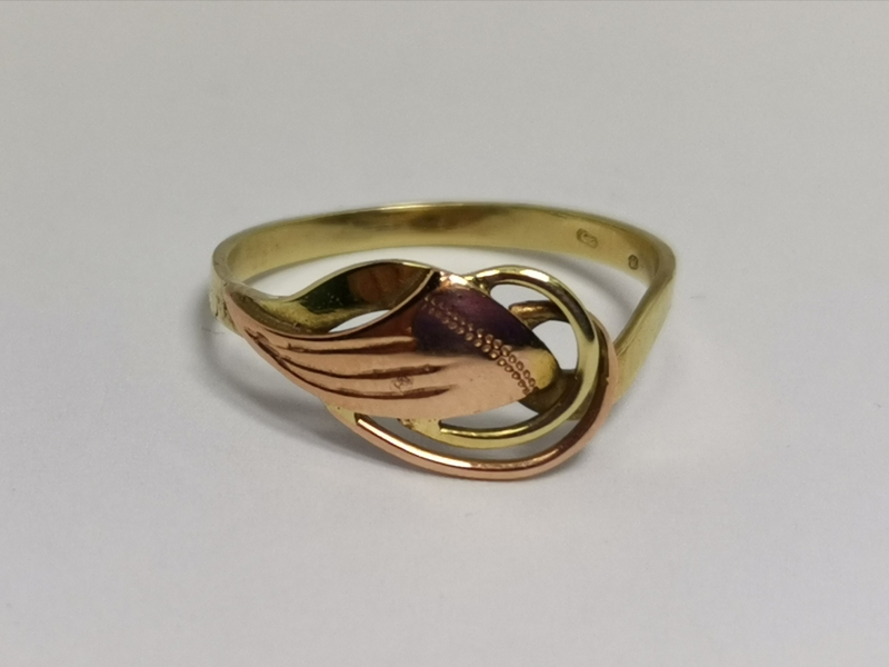 Zlatý dámský prsten s ručně rytým lístkem z červeného zlata