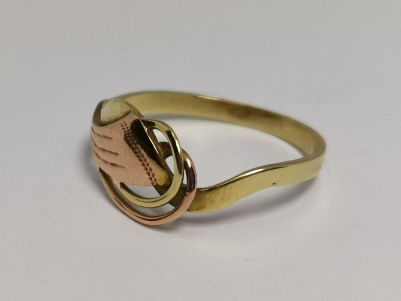 Zlatý dámský prsten s ručně rytým lístkem z červeného zlata