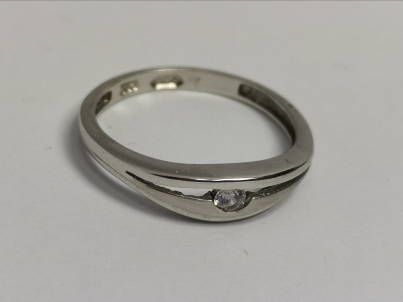 Zlatý dámský prsten z bílého zlata se zirkonem