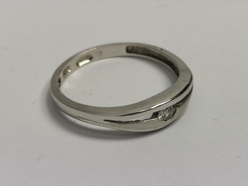 Zlatý dámský prsten z bílého zlata se zirkonem