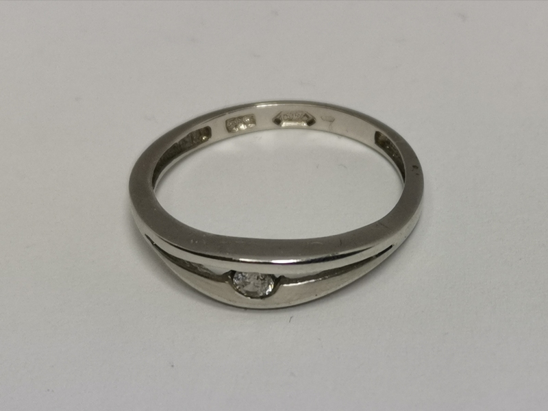 Zlatý dámský prsten z bílého zlata se zirkonem