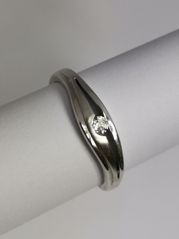 Zlatý dámský prsten z bílého zlata se zirkonem