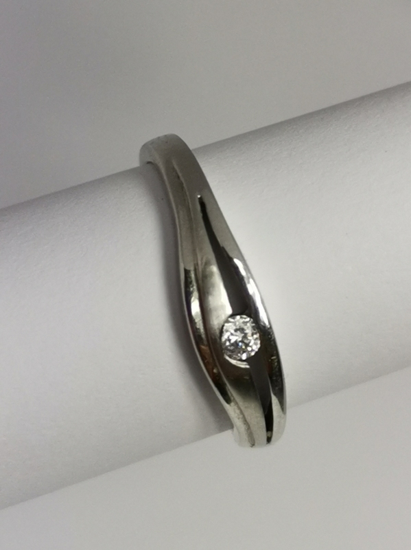 Zlatý dámský prsten z bílého zlata se zirkonem