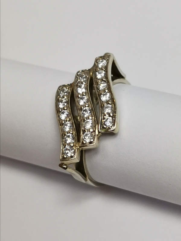 Luxusní dámský prsten z bílého zlata se zirkony