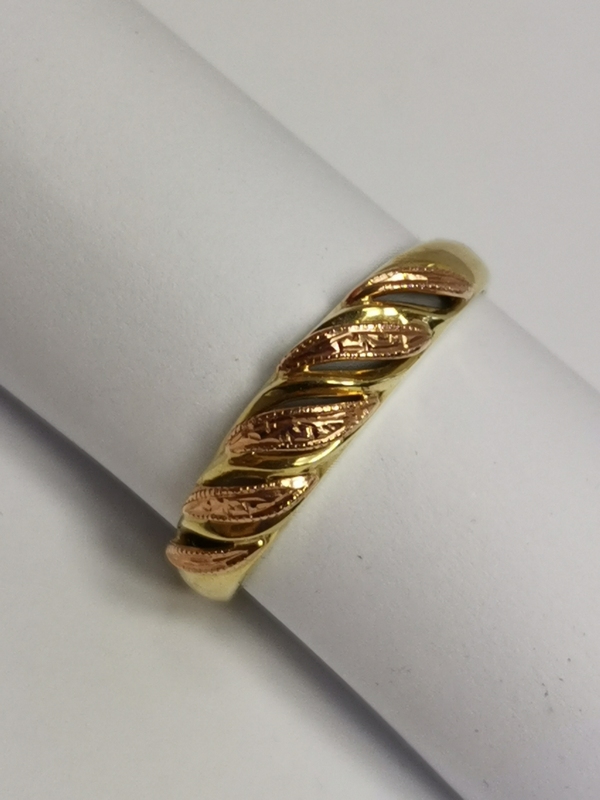 Zlatý dámský prsten s ručně rytými lístky z červeného zlata