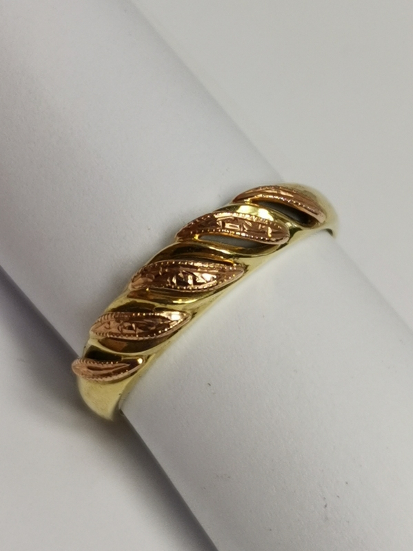 Zlatý dámský prsten s ručně rytými lístky z červeného zlata