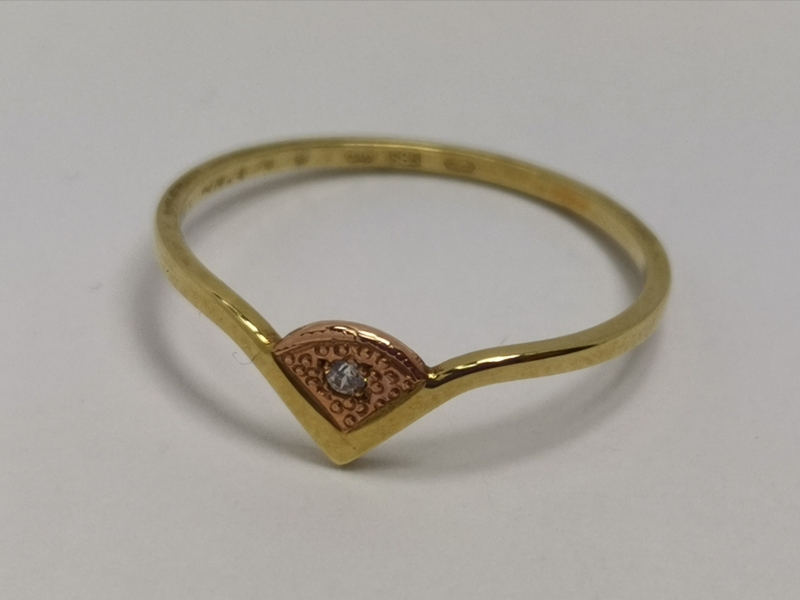 Zlatý dámský prsten s malým zirkonem
