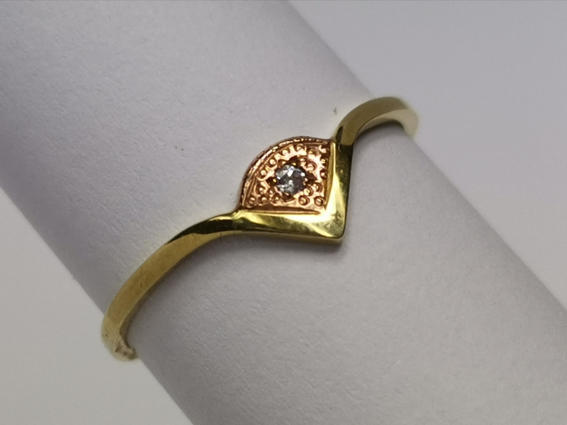 Zlatý dámský prsten s malým zirkonem