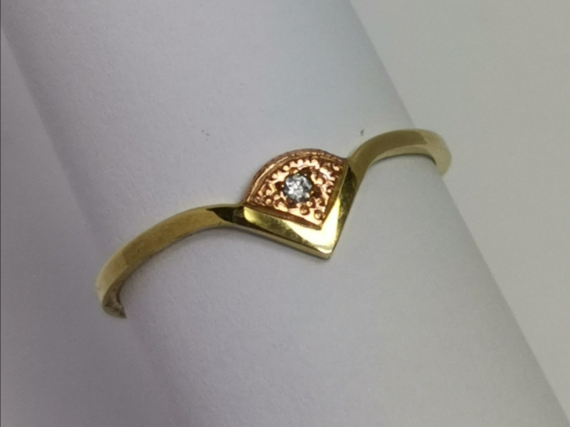 Zlatý dámský prsten s malým zirkonem