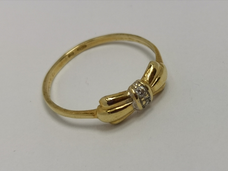 Zlatý dámský prsten ve tvaru mašle