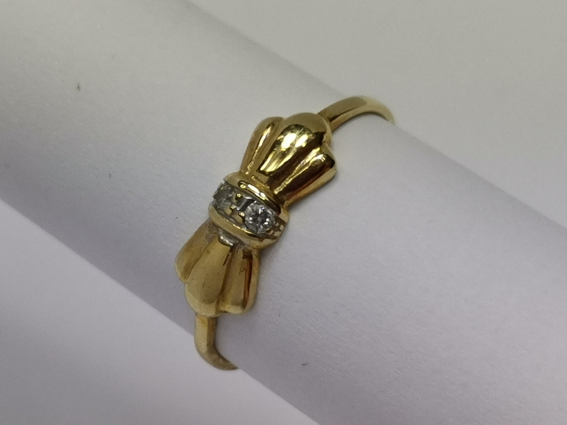 Zlatý dámský prsten ve tvaru mašle