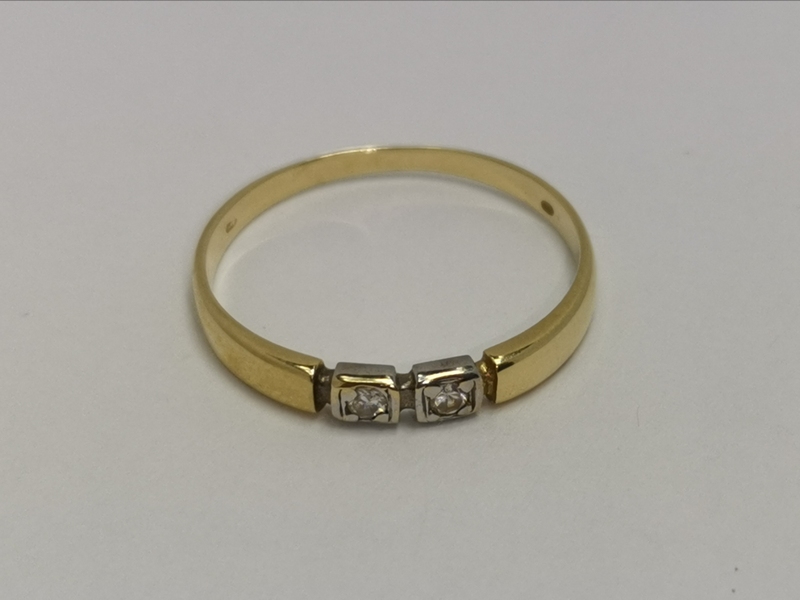 Zlatý dámský prsten se dvěma zirkony