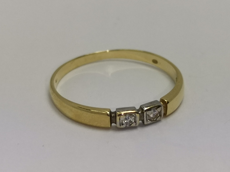 Zlatý dámský prsten se dvěma zirkony