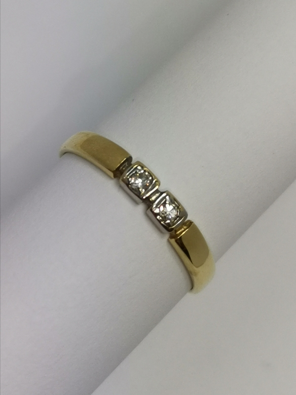 Zlatý dámský prsten se dvěma zirkony