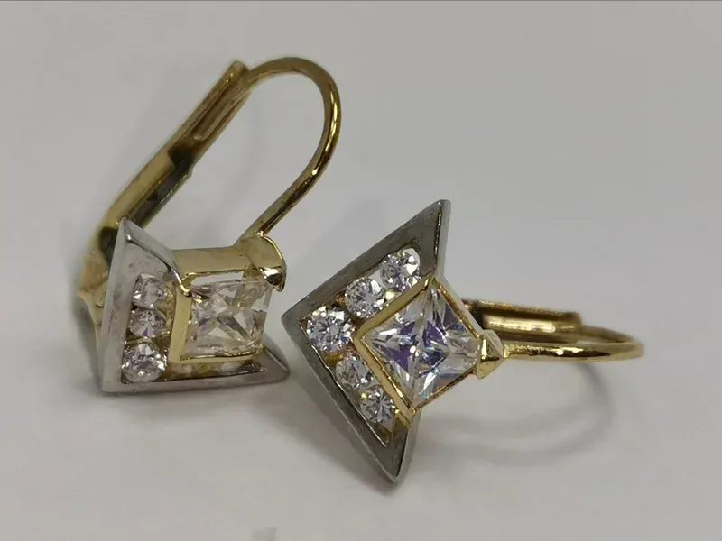 Luxusní zlaté naušnice s bílými zirkony