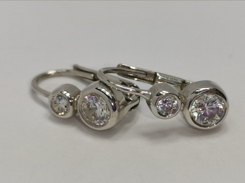 Zlaté naušnice z bílého zlata se zirkony