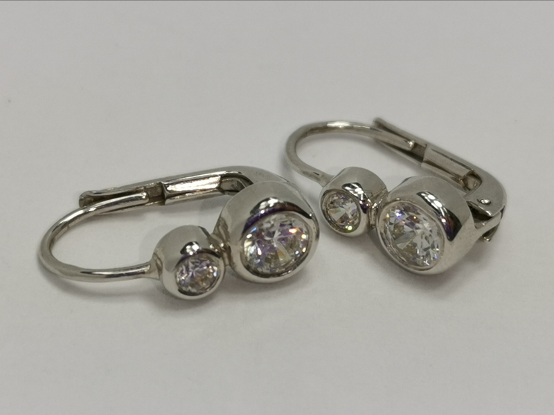 Zlaté naušnice z bílého zlata se zirkony