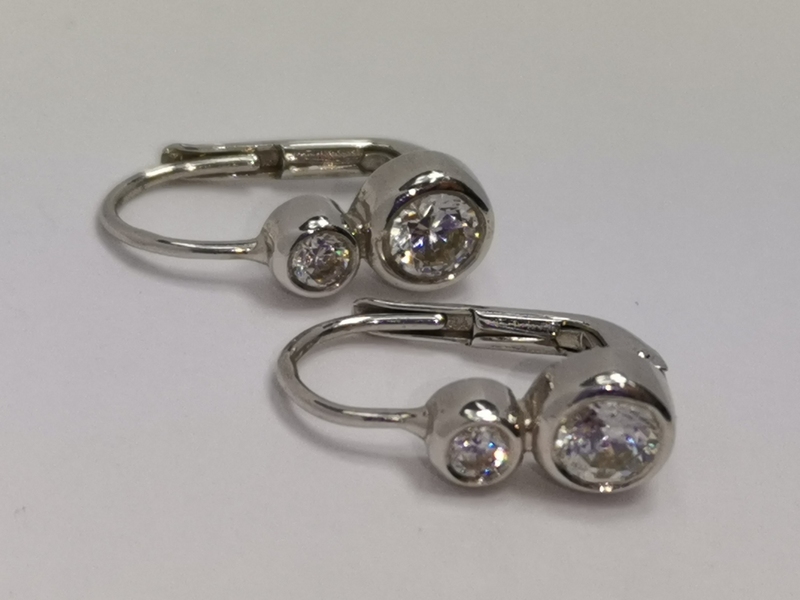 Zlaté naušnice z bílého zlata se zirkony