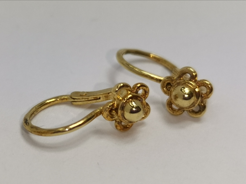 Zlaté dětské naušnice kytičky