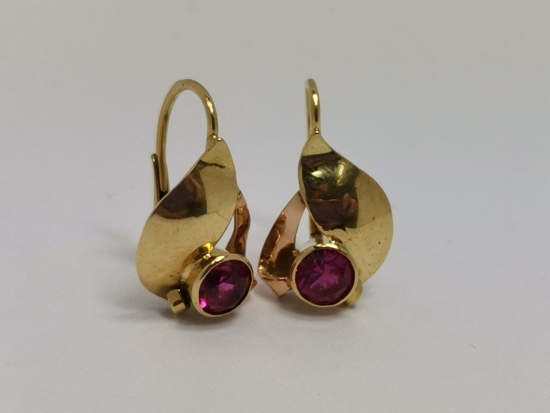 Zlaté naušnice s červeným kamínkem