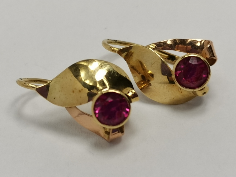 Zlaté naušnice s červeným kamínkem