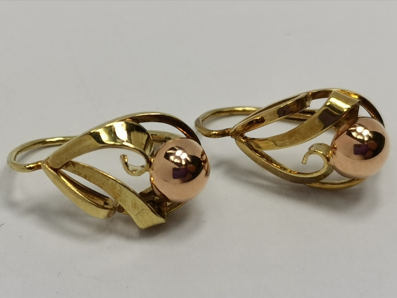 Zlaté dámské naušnice s červenou kuličkou