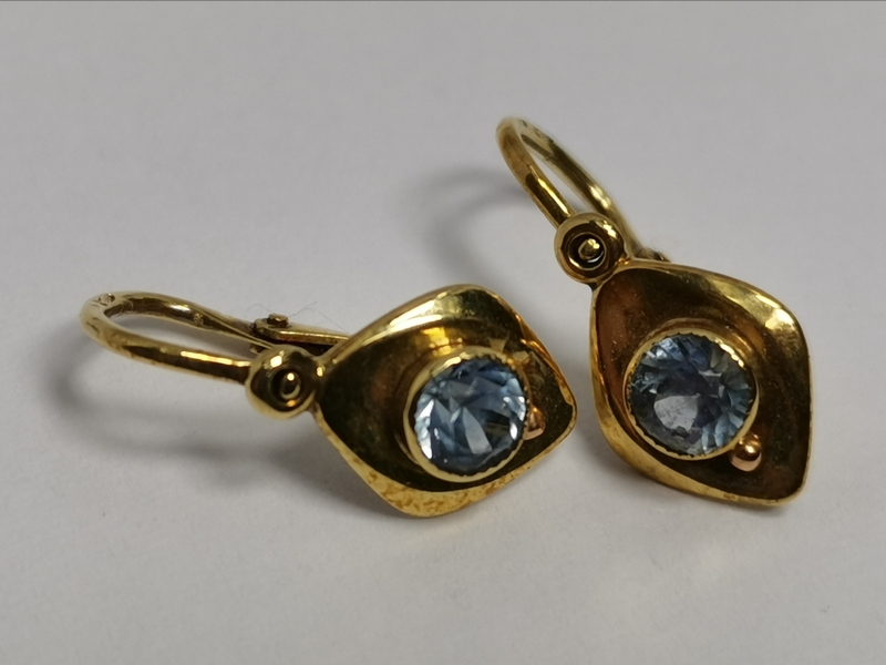 Zlaté dětské naušnice s modrým kamínkem