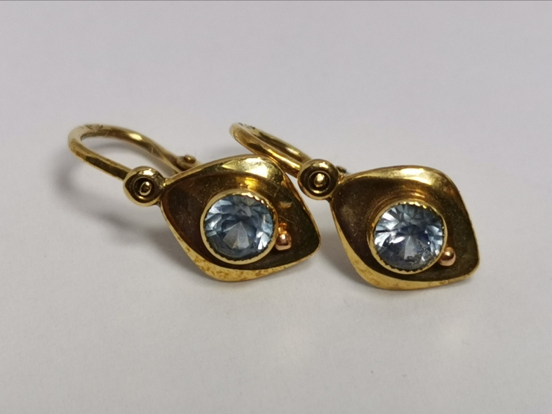 Zlaté dětské naušnice s modrým kamínkem