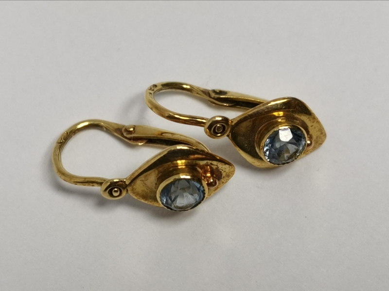 Zlaté dětské naušnice s modrým kamínkem